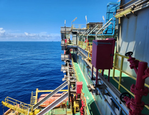 Plataforma P-51, na Bacia de Campos (Foto: Joseli Matias)