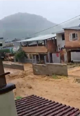Chuva alagou ruas e casas em Conceição de Macabu