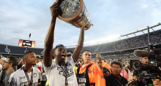 Luiz Henrique ergue a taça da Libertadores pelo Botafogo