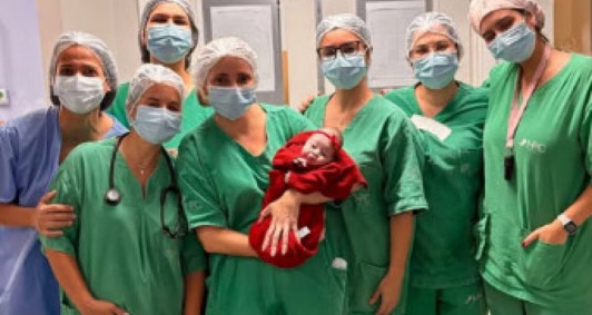 Equipe médica do HPC com a pequena Luciana