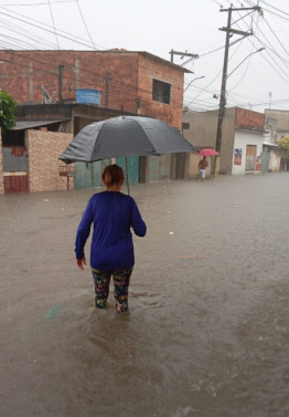 Senhora em rua alagada em Custodópolis