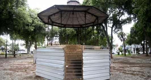 Tapume foi arrombado