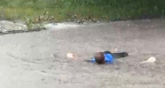 Pessoas nadando nas águas de chuva 