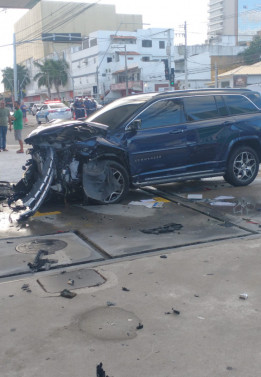 Acidente entre dois carros que atingiu bomba de combustível