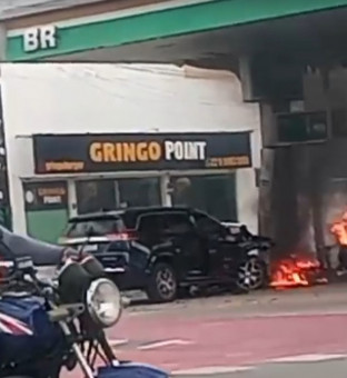 Acidente entre dois carros que atingiu bomba de combustível