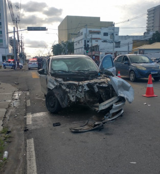 Acidente entre dois carros que atingiu bomba de combustível