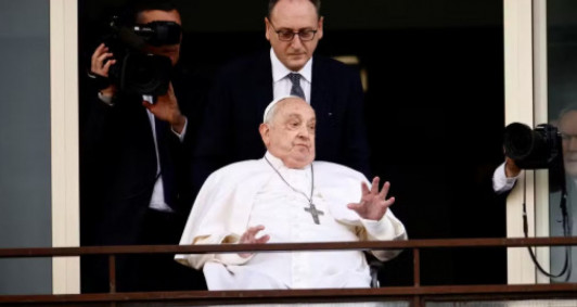 Papa Francisco faz primeira aparição pública após quase 40 dias internado