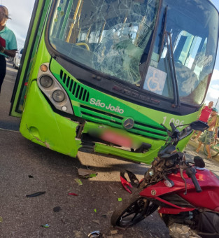 Colisão entre moto e ônibus deixa dois feridos na Ponte da Lapa