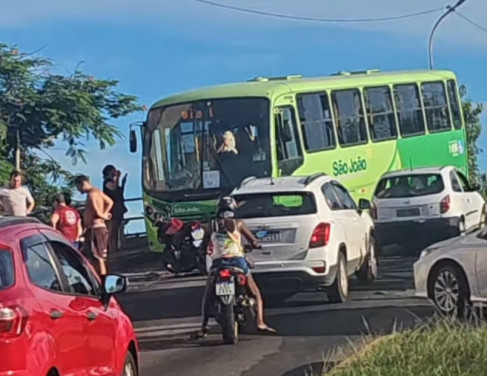 Colisão entre moto e ônibus deixa dois feridos na Ponte da Lapa