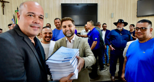 Fred Rangel recebe do prefeito Wladimir Garotinho o projeto de reforma administrativa