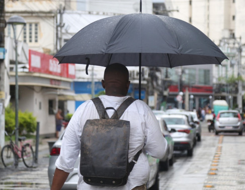 Guarda-chuvas mudam o cen&aacute;rio do Centro de Campos