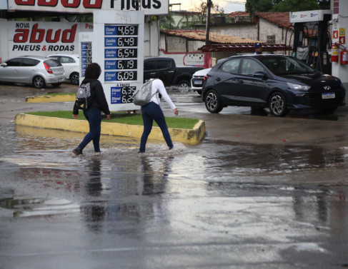 Rua Rocha Le&atilde;o alagada ap&oacute;s a chuva (Foto: Rodrigo Silveira)