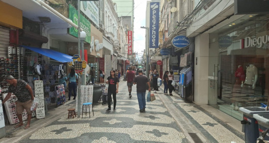 Comércio de Campos nesta quinta-feira, véspera de feriado
