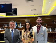 O procurador-geral Rodrigo Stellet e o controlador-geral Joel Freitas, ladeiam a prefeita Geane Vincler