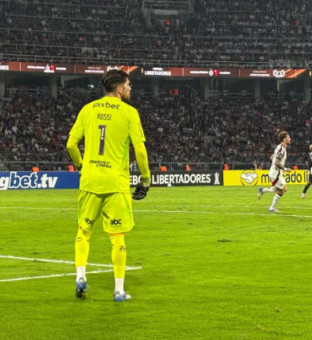 Goleiro Rossi em ação pelo Flamengo contra o Central Córdoba nessa quarta-feira (7)