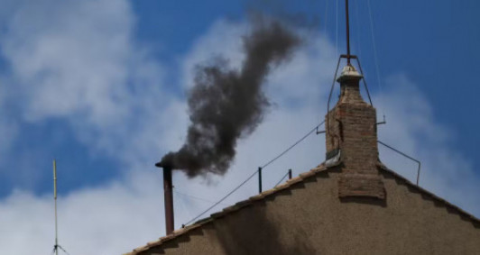 Fumaça preta na manhã do 2º dia do conclave, em 8 de maio de 2025