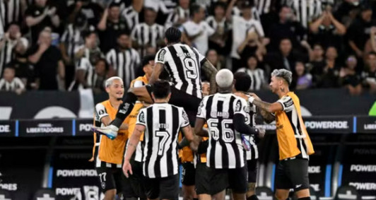 Botafogo comemora contra o Estudiantes