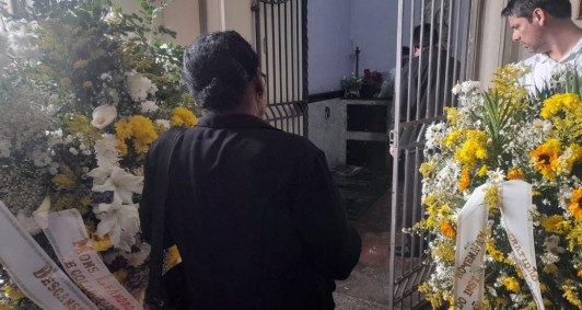 Fiéis, padres e autoridades prestam última homenagem a Dom Roberto Guimarães, em Campos