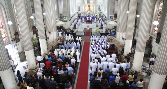 Fiéis, padres e autoridades prestam última homenagem a Dom Roberto Guimarães, em Campos