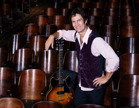 O ator e músico Gabriel Braga Nunes