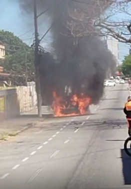 Carro pegou fogo no Jóquei