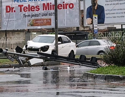 Idoso fica levemente feriado após colisão com semáforo