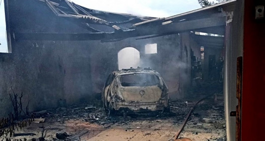 Situação da casa e do carro após o incêndio