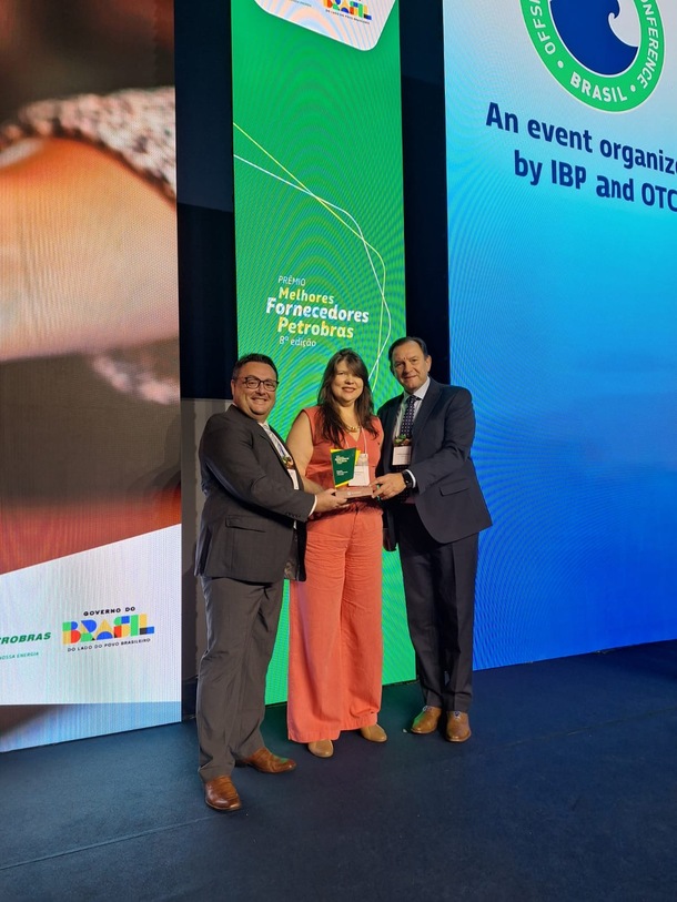 Cesar Boynard, Diana Nogueira e Andreas Boenisch, da INNETIQS Brasil, recebendo o prêmio