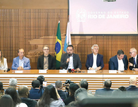 Cláudio Castro (RJ) entre os governadores Zema (MG) e Caiado (GO), no lançamento do "Consórcio da Paz". 