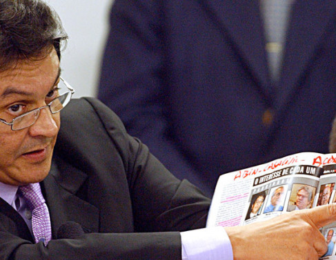 O então deputado Roberto Jefferson, expondo os envolvidos no escândalo do Mensalão. 