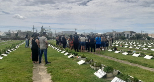 Sob forte comoção, corpo de mais uma vítima de feminicídio é sepultado em Campos