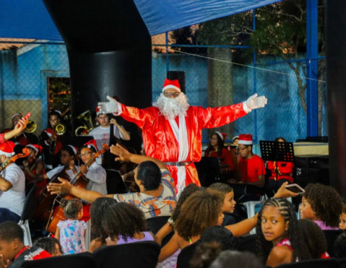 Encontro do Papai Noel com as crian&ccedil;as