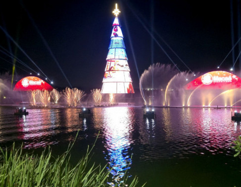 O show das &aacute;guas e luz em Maca&eacute;