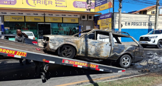 Carro depois de pegar fogo em Guarus