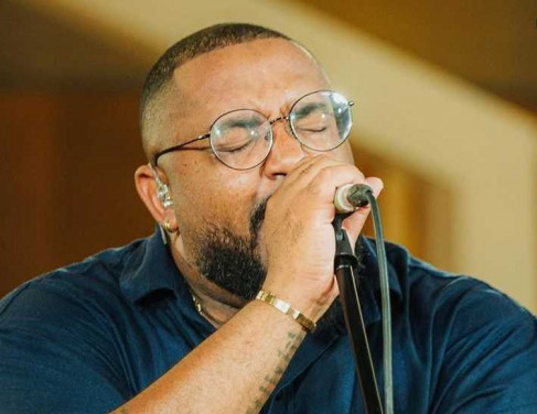 Tiee vai comandar a festa na praia de Farol de S&atilde;o Tom&eacute;, no dia 31