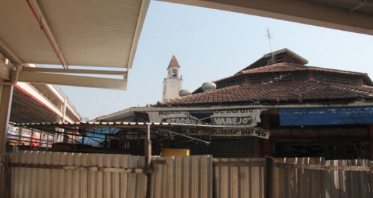 Mercado Municipal de Campos: espremido entre estruturas equivocadas. 