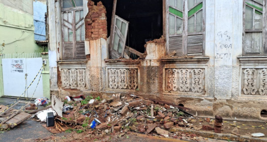 Parte de im&oacute;vel antigo desaba na Rua Carlos Lacerda