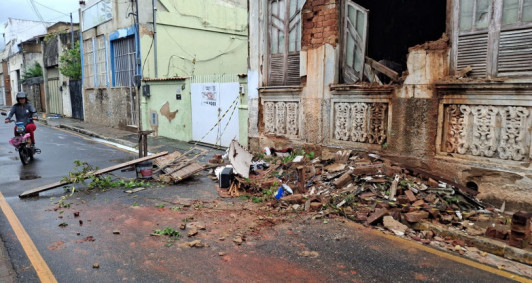 Parte de im&oacute;vel antigo desaba na Rua Carlos Lacerda