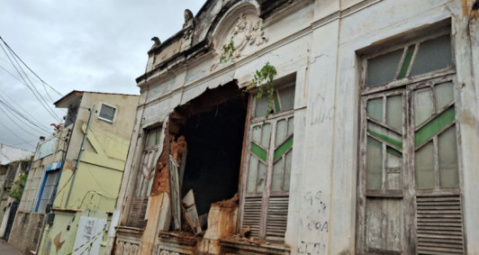 Parte de im&oacute;vel antigo desaba na Rua Carlos Lacerda