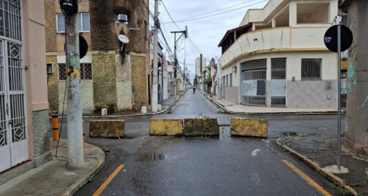 Barricadas interditando o trecho