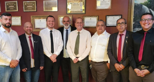 Guta Barbosa, de gravata listrada ao centro, vai presidir a C&acirc;mara a partir de 2027