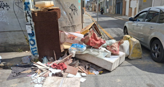 Entulho na Rua Carlos Lacerda 