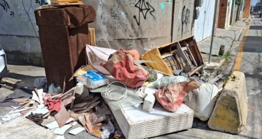 Entulho na Rua Carlos Lacerda