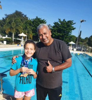 Nadadora Elo&aacute; Siqueira e o t&eacute;cnico Jacy Sales