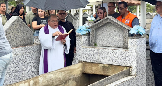 Sepultamento de Alceir Rocha Nogueira, irm&atilde; da prefeita Yara Cinthia