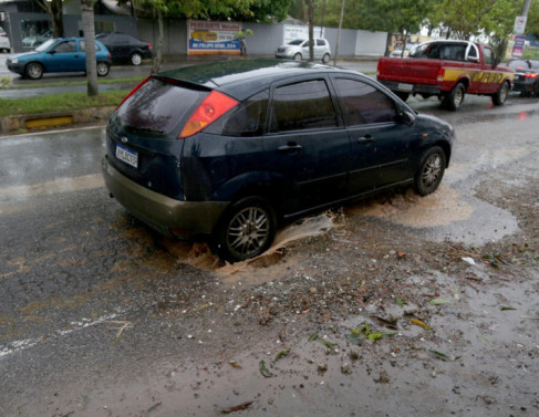 Buracos na Arthur Bernadaes e Beira val&atilde;o 