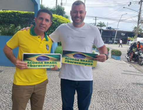 Marcos Elias entrega adesivos