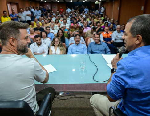Wladimir e Frederico Paes em reuni&atilde;o com secret&aacute;rios e vereadores