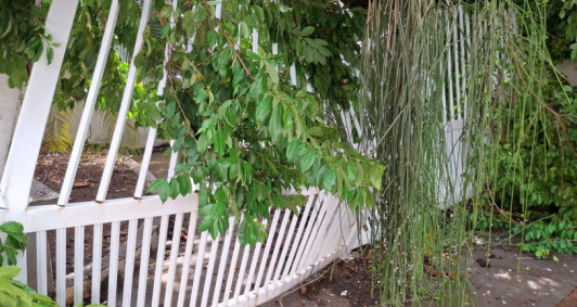 Port�o danificado faz parte da extens�o do estacionamento ao banco