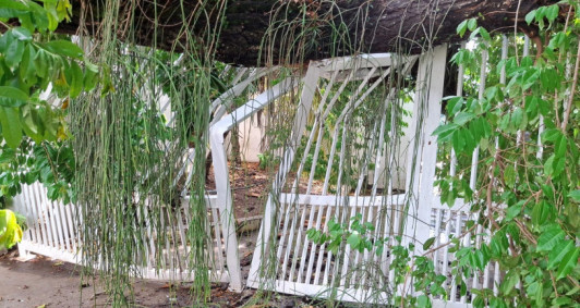 Port�o danificado faz parte da extens�o do estacionamento ao banco